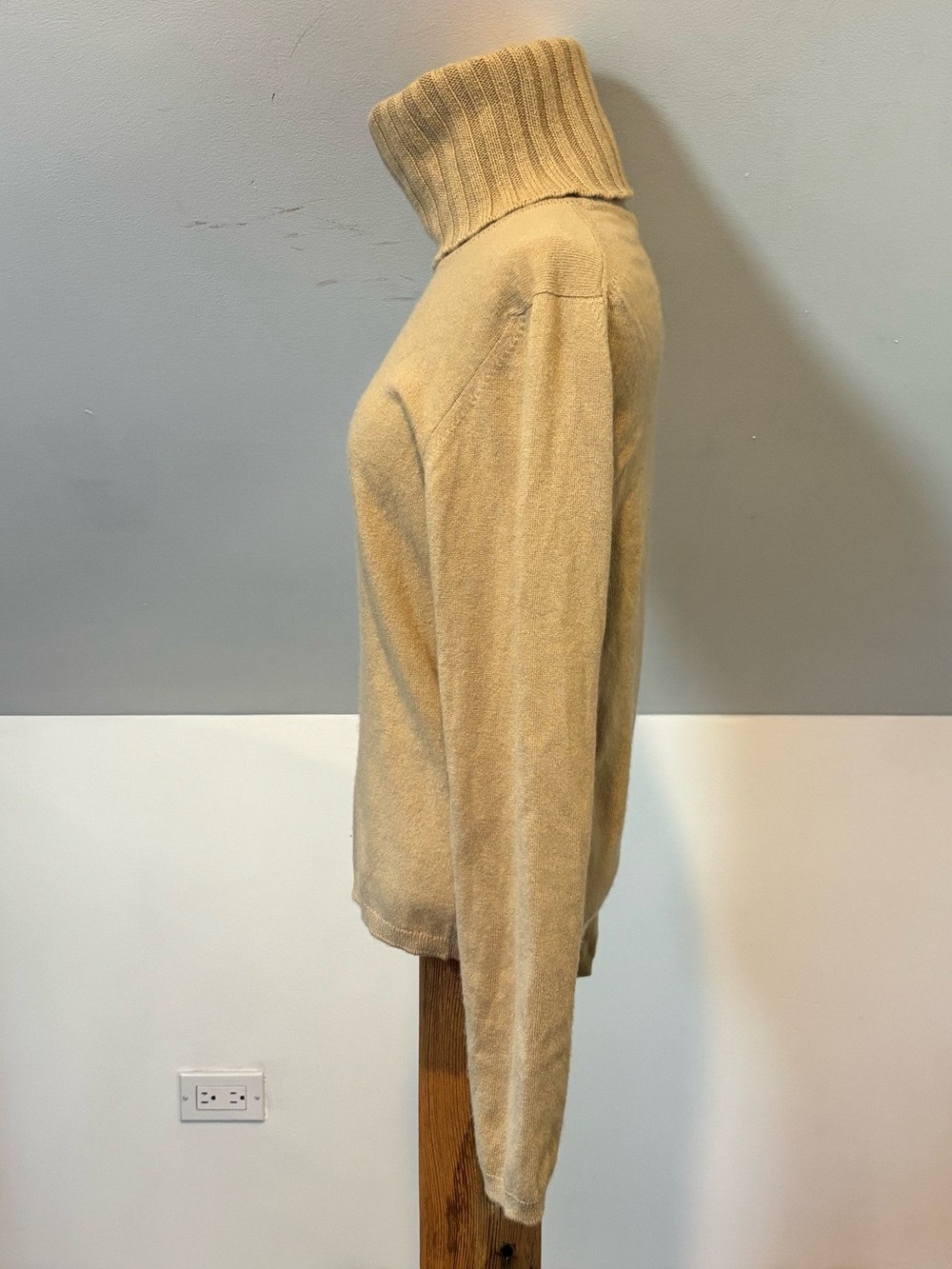 CHANEL roll-neck cashmere sweater in camel - Picture 3 of 11